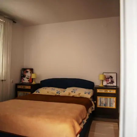 Urban Oaza Apartment